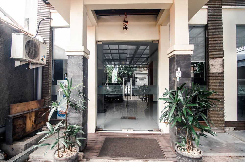 Family Guest House Malang Exterior photo