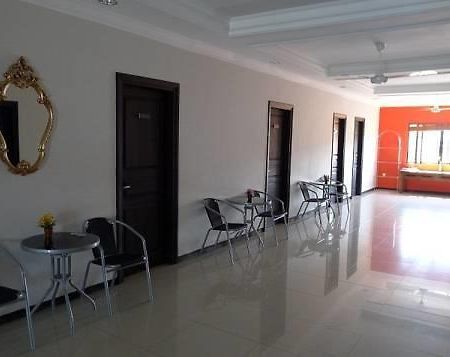 Family Guest House Surabaya Exterior photo