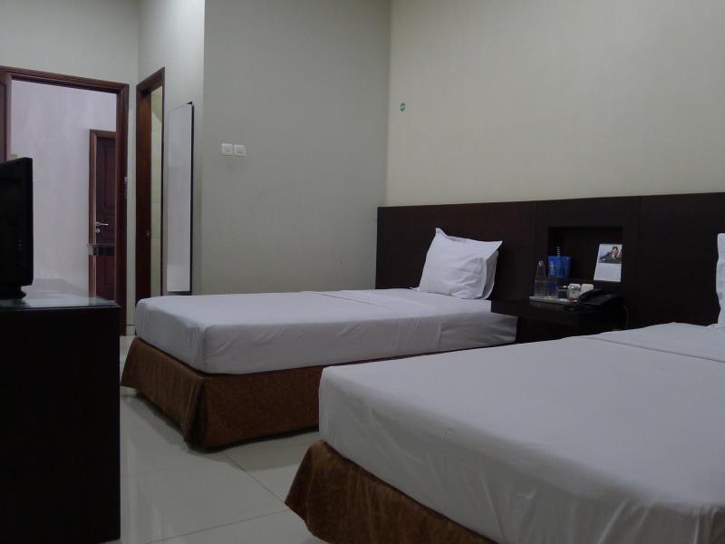 Family Guest House Surabaya Exterior photo