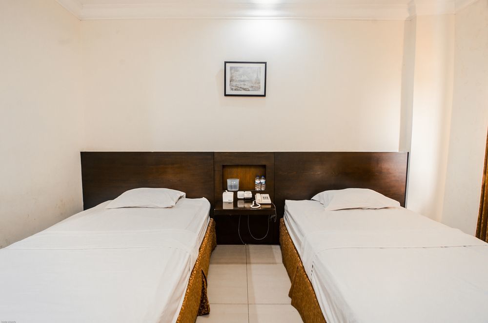 Family Guest House Surabaya Exterior photo