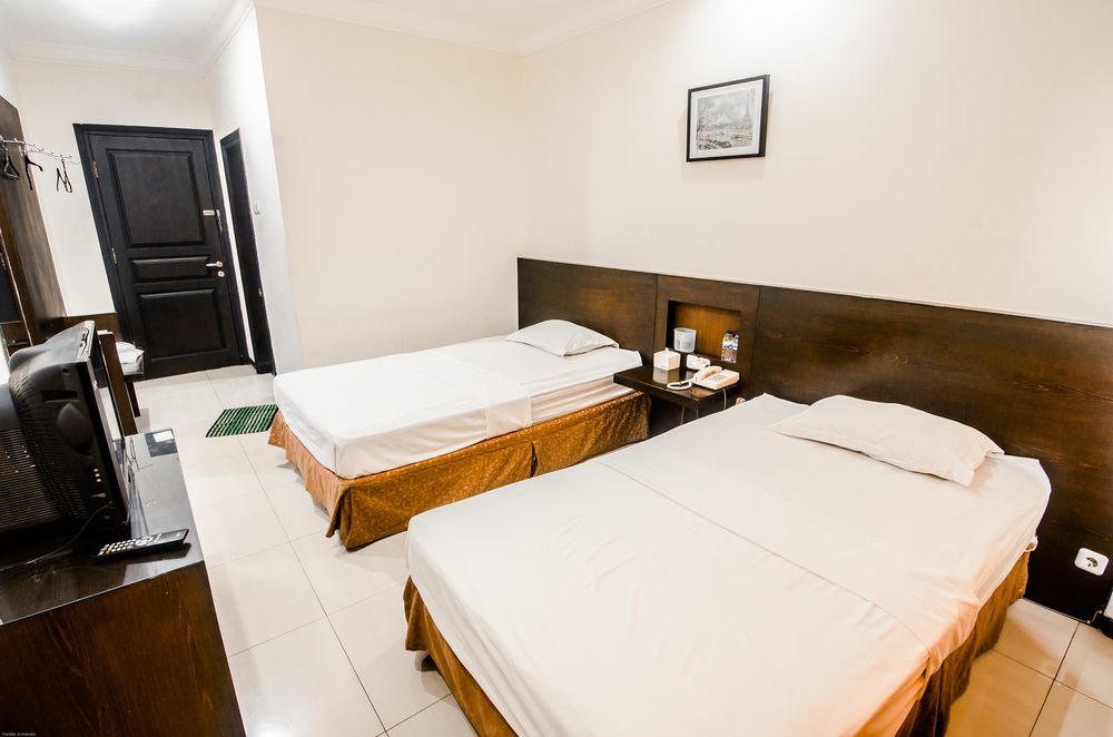 Family Guest House Surabaya Exterior photo