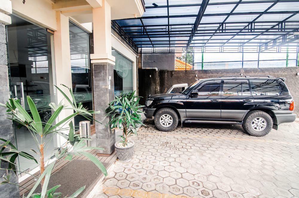 Family Guest House Surabaya Exterior photo