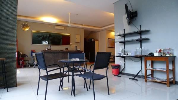 Family Guest House Surabaya Exterior photo