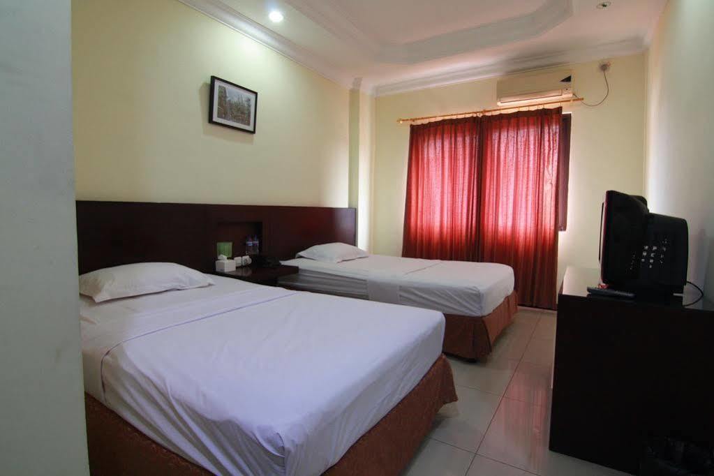 Family Guest House Surabaya Exterior photo