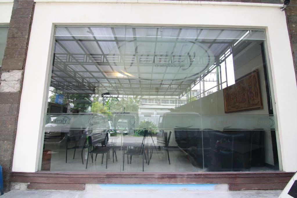Family Guest House Surabaya Exterior photo