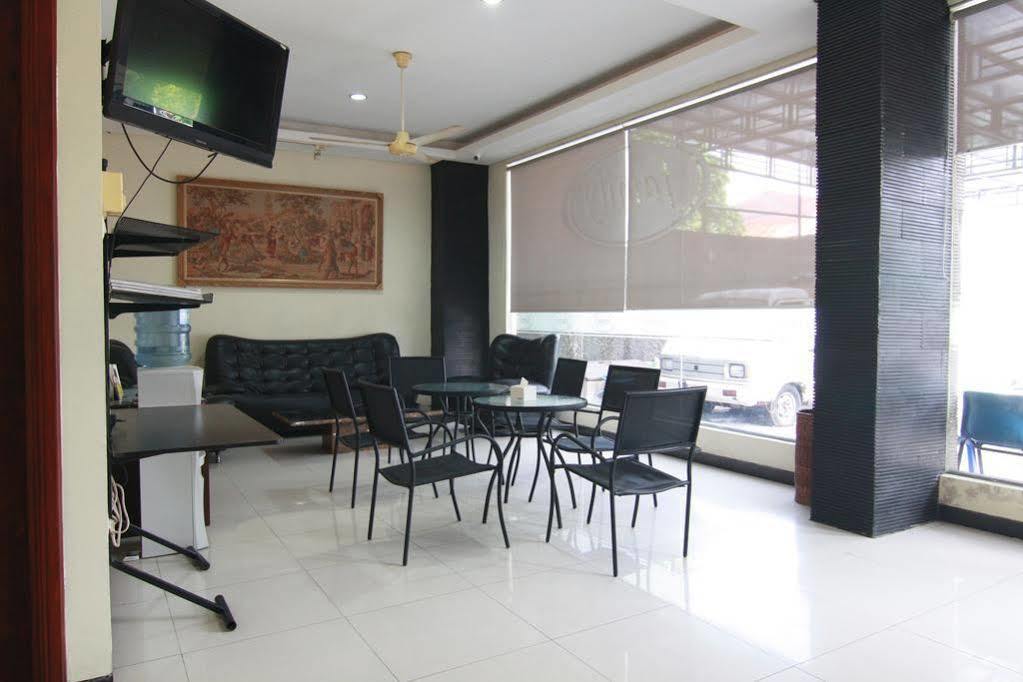 Family Guest House Surabaya Exterior photo