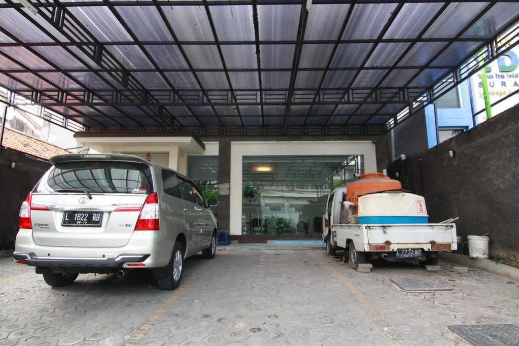 Family Guest House Surabaya Exterior photo